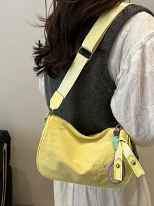 Dames Casual Nylon Kussentas Letter Hart Borduurwerk Crossbody Schoudertas Met Verstelbare Brede Riem En Color Block Hanger