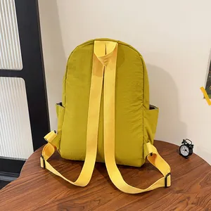 Vista posteriore dettagliata dello zaino in nylon giallo con spallacci regolabili