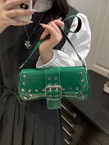 Borsa baguette vintage in pelle verniciata verde con borchie e occhielli in stile Y2K
