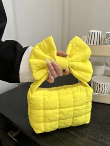Borsa a mano trapuntata giallo brillante con elegante manico a fiocco e tessuto soft