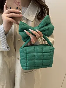 Borsa a mano verde trapuntata effetto nuvola con maxi fiocco e stile imbottito