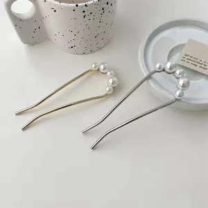 U-shaped hair pins set with elegant white pearls in gold and silver finish