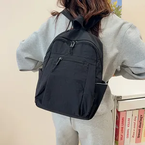Vista laterale di uno zaino in nylon nero con tasche multiple e ampia capacità di archiviazione
