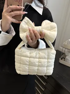 Elegante borsa a nuvola trapuntata bianco crema con grande fiocco e zip argentata