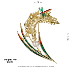 Dettaglio spilla spiga dimensioni 4,5cm x 6,5cm con perla e libellula smaltata