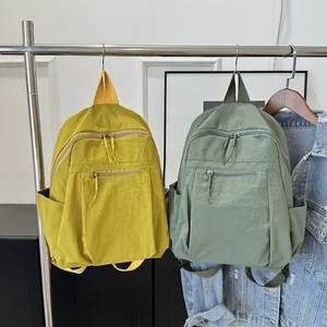 Zaino da donna versatile in nylon giallo senape e verde salvia per viaggi e tempo libero