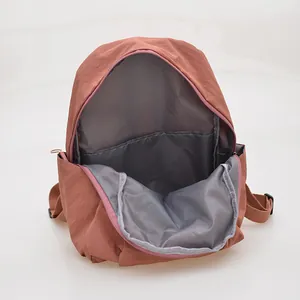 Zaino da donna in nylon con ampio scomparto principale e pratica tasca interna