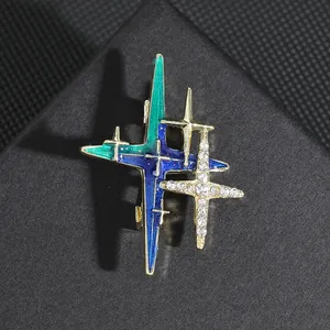 Kosmos-Sternenbrosche mit blauem Emaille-Verlauf und weißen Kristallen auf Schwarz