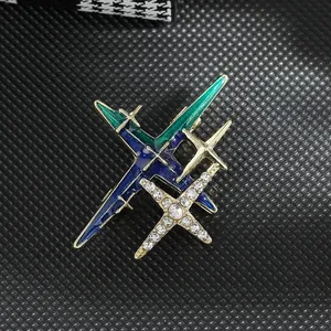 Eleganter Stern-Brosche mit blauem Emaille, Goldbeschichtung und funkelnden Strasssteinen