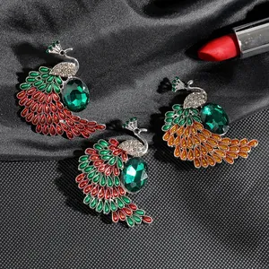Broches de pavo real con cristales de colores sobre fondo de seda negra suave
