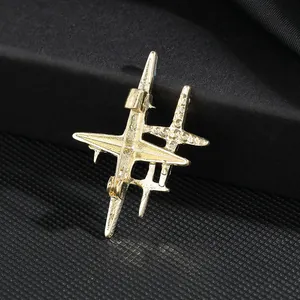 Eleganter Gold-Flugzeug-Anstecker mit funkelnden Strasssteinen und gebürstetem Metall