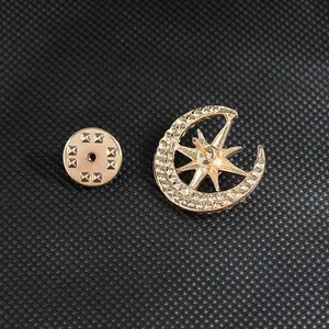 Eleganter goldener Stern- und Mond-Brosche auf einer hochwertigen schwarzen Textur