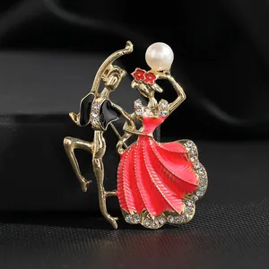 Élégante broche couple dansant dorée avec robe en émail rouge, perles et cristaux