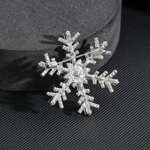Vista posteriore della spilla a fiocco di neve in argento con strass e chiusura