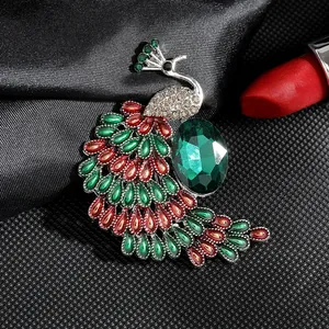 Detalle macro del lujoso broche de pavo real con piedras verdes y cristales de color