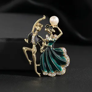 Élégante broche couple de danseurs avec robe en émail vert et détail perle blanche