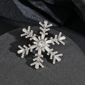 Spilla a fiocco di neve scintillante con strass trasparenti e finitura argentata su seta