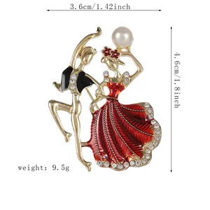 Détails et dimensions de la broche ballerine en émail rouge ornée d'une perle