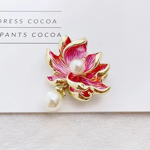 Élégante broche lotus en émail de style chinois avec perle pendante et métal doré