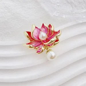 Broche fleur de lotus élégante avec pétales en émail, centre perlé et perle suspendue