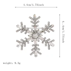 Dettaglio macro della spilla a fiocco di neve con diametro 4,4 cm e peso 9,3 g