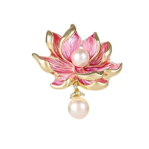Broche lotus style chinois avec pétales en émail rose et pendentifs en perles