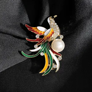 Elegante broche de fénix con esmalte de colores, cristales y perla sobre seda negra