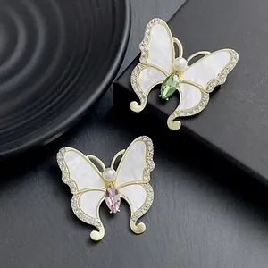 Eleganter Schmetterling Brosche mit Perlmuttflügeln und Strasssteinen in Goldoptik