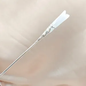 Details einer eleganten Haarnadel aus Silber mit weißer Blumen-Lilienknospen-Schnitzerei
