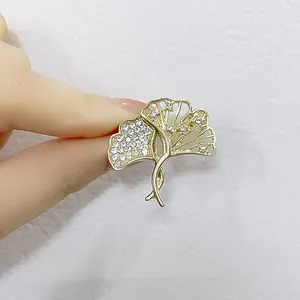 Élégante broche en feuille de ginkgo dorée avec strass et design minimaliste ajouré