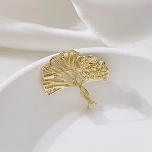Détail du dos de la broche feuille de ginkgo dorée montrant la texture du métal