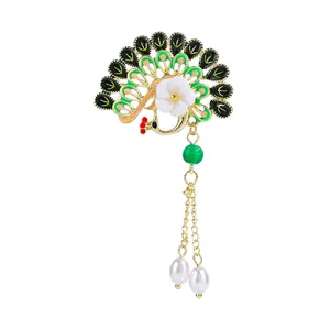 Broche de pavo real estilo chino tradicional con flor verde, perlas elegantes y borlas