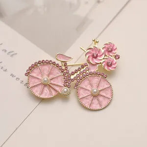 Spilla bici rosa chic con strass scintillanti e raffinati dettagli floreali smaltati