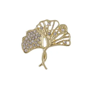 Élégante broche en forme de feuille de ginkgo dorée avec cristaux étincelants