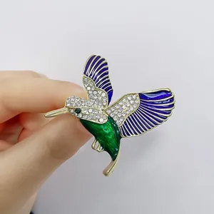 Exquise broche colibri avec ailes en émail bleu et vert et strass étincelants