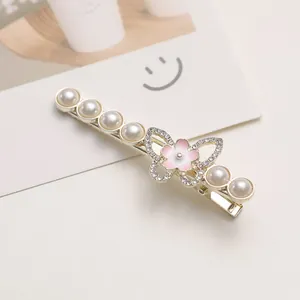 Pince à cheveux dorée élégante avec perles, papillon strass et petite fleur rose