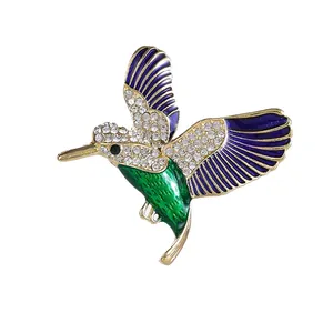 Broche colibri élégante en or, ornée de strass blancs et d'un émail vert raffiné