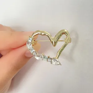 Broche Élégante en Forme de Cœur avec Strass en Alliage d'Or Cristal Corsage pour Femmes Broche de Cardigan Anti-exposition Bijoux