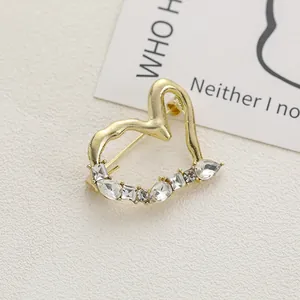 Broche cœur dorée exquise avec finition texturée et cristaux variés pour femmes