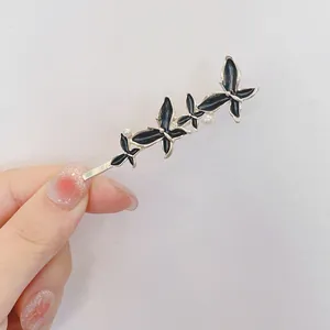 Eleganter silberner Haarclip mit schwarzen Schmetterlingen und Perlen für Damenfrisuren