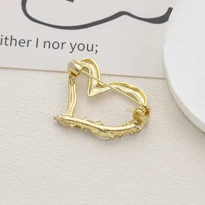 Exquise broche cœur dorée avec texture martelée pour cardigans et vêtements de mode