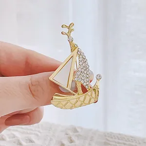 Luxury Creative Gold Sailboat Brooch For Men Women Rhinestone Inlaid Alloy Sailing Ship Lapel Pin Suit Accessories Gift