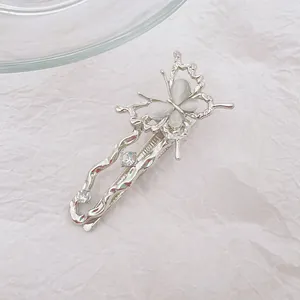 Primer plano de pinza para el pelo con forma de mariposa de piedra lunar y piedras