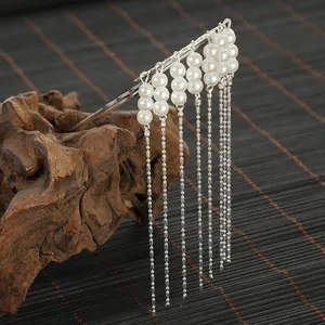 Épingle à cheveux argentée en U avec perles blanches et longues franges sur bois