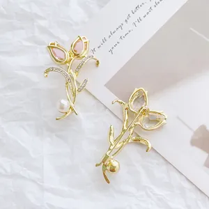 Broche tulpe dorée avec pierres roses et perles vue de face et de dos pour femmes