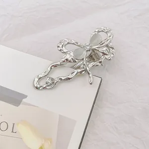 Pinza para el pelo mariposa de metal líquido plateado con perlas de luna y strass