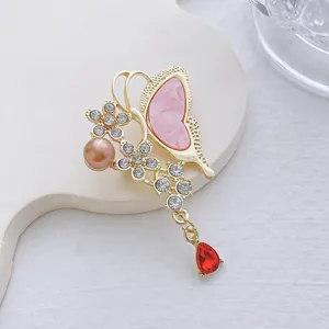 Detail der Schmetterlingsbrosche mit rosa Marmorflügeln, Kristallen und Edelstein