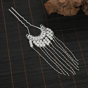 Épingle à cheveux argentée en U avec élégants pompons de perles et détails en métal évidé