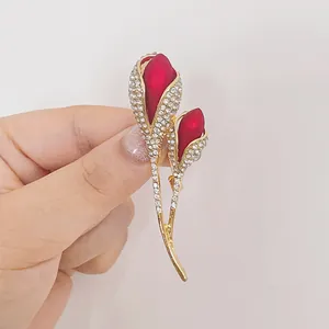 Élégante broche tulipe dorée aux pétales rouges et strass scintillants pour femme