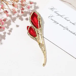 Vue arrière de l'élégante broche tulipe rouge dorée ornée de strass étincelants